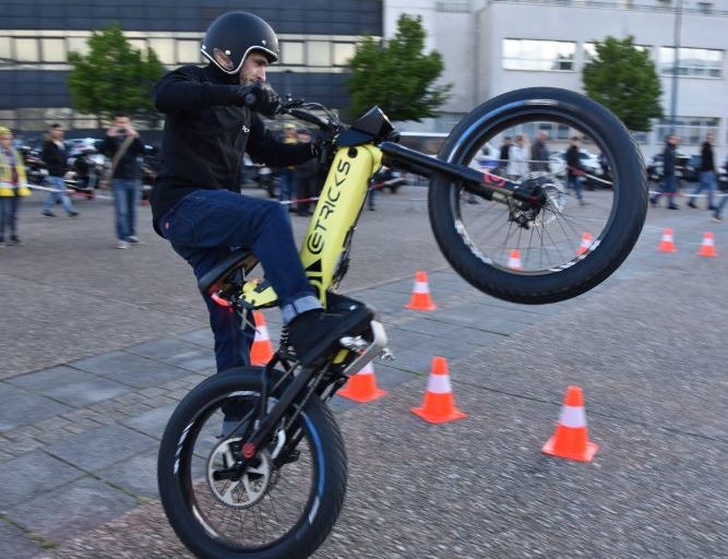 [VIDEO] Découvrez le stunt show de Mekatrix au guidon d’un F01!